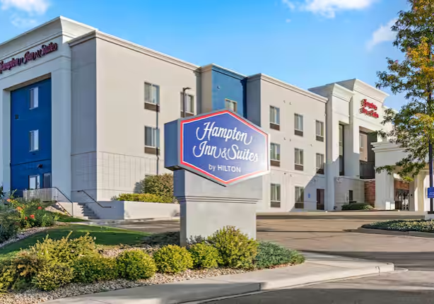 14-hamptoninn1-mls Hampton Inn & Suites